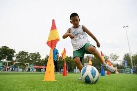 为什么百家乐的“看牌”动作（眯牌）是亚洲玩家最爱的仪式？（亚洲玩家为何独爱百家乐的“眯牌”仪式？）