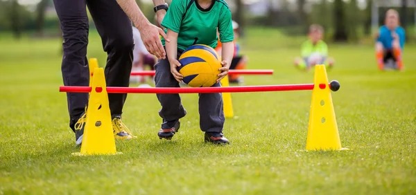 双方围绕粉球互做安全球＂